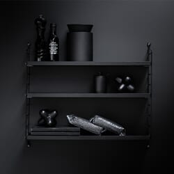 SP5015-03-13_Rel Inspo-String-Pocket-Svart-1.jpg