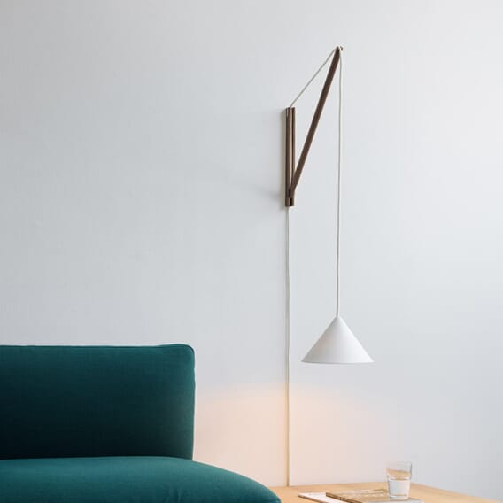 Suspended Vegglampe i  smoked eikhvit.jpg