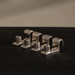 Pakke med fester til STRING hylle (4 stk)