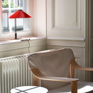 Bernard raw canvas cover wb lacquer oak_Matin Table Lamp 300 bright red_Slit Table High white (1).jpg