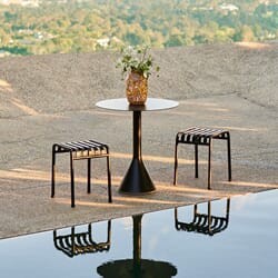 Palissade Cone Table anthracite_Palissade Stool anthracite_Splash vase Round L light pink and yellow.jpg