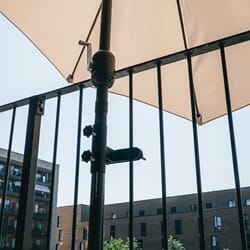 Parasollholder til balkong