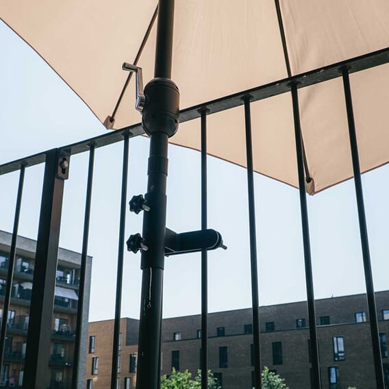 Parasollbeslag-til-loddrette-rekkverk-stolper-Smartfoot-originals_1.jpg