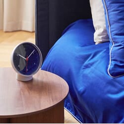 Table_Clock_white_02_Outline_Bedlinen_vivid_blue.jpg