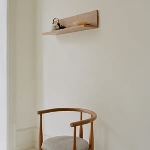 newworks_lifestyle_42432_walnut_tana_wall_shelf_bukowski_chair02.jpg