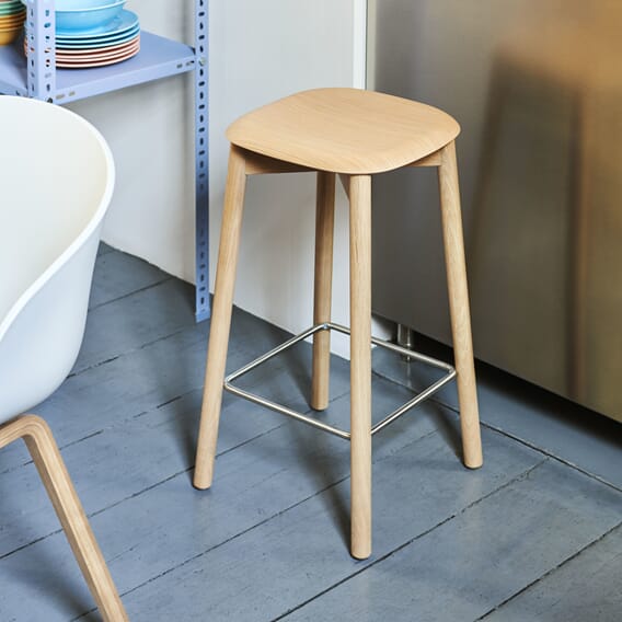 Soft_Edge_32_Bar_Stool_wb_lacquer_oak.jpg