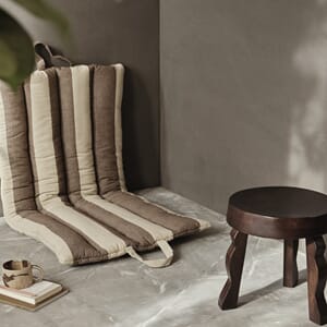 fermLIVING_SS24_StrandFoldingMat_CarobBrownParchment_1104269088_FayeStool_1104268103_image_01.jpg