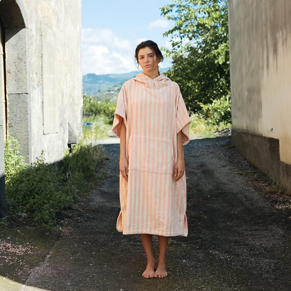 Naram Poncho, tropical & creme_lifestyle1.jpg