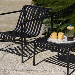 Palissade Lounge Chair Low anthracite_Palissade Ottoman anthracite_French Press Brewer clear_Borosilicate Mug jade yellow.jpg